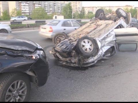 Перевернул Largus на стыке моста: видео
